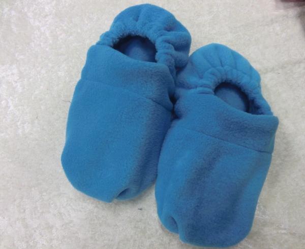 Wärmehausschuhe mit Traubenkernen, Farbe blau - Handarbeit